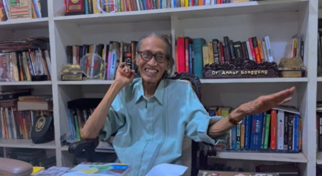 Sejarawan Indonesia Anhar Gonggong. (YouTube Anhar Gonggong)